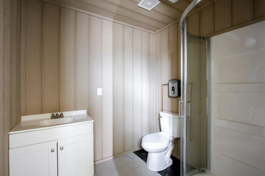 40' Hunting Cabin with Kitchenette and Bath - Image 9