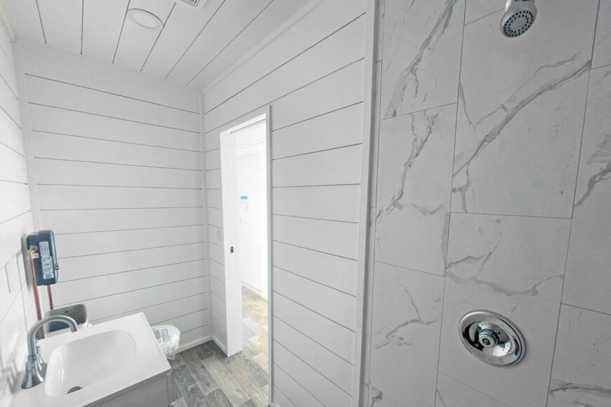 40' Modern Cabin - Image 9