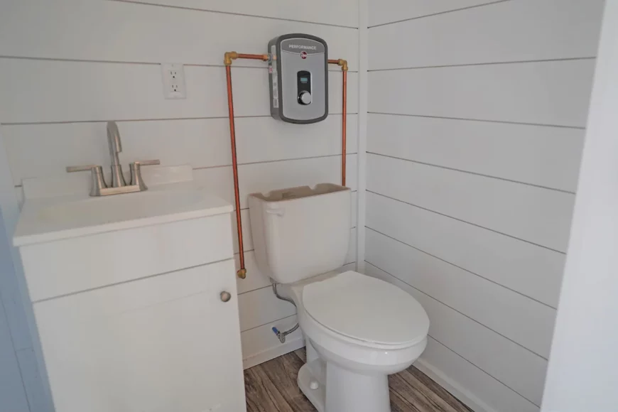 20' Modern Cabin - Image 9